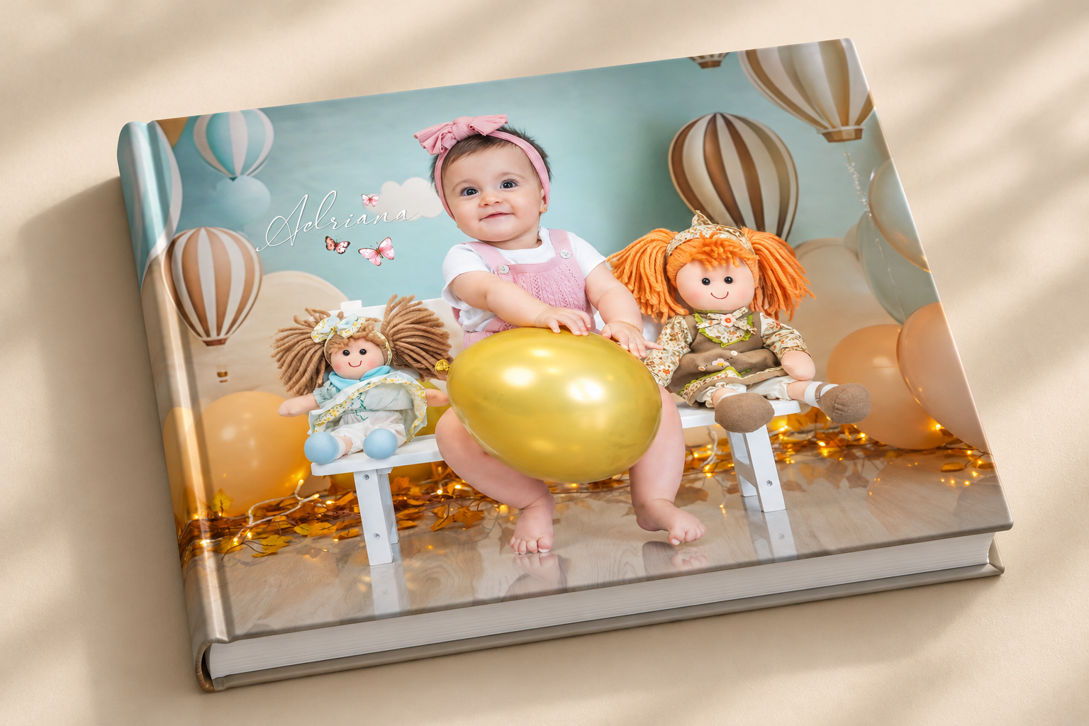 Adriana con globos y muñecas